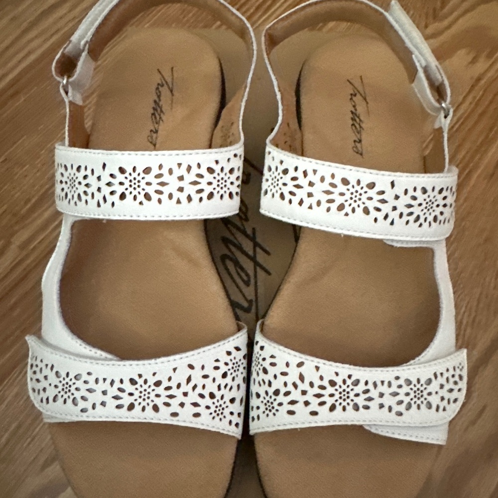 Trotters Ladies White Sandals size 9N